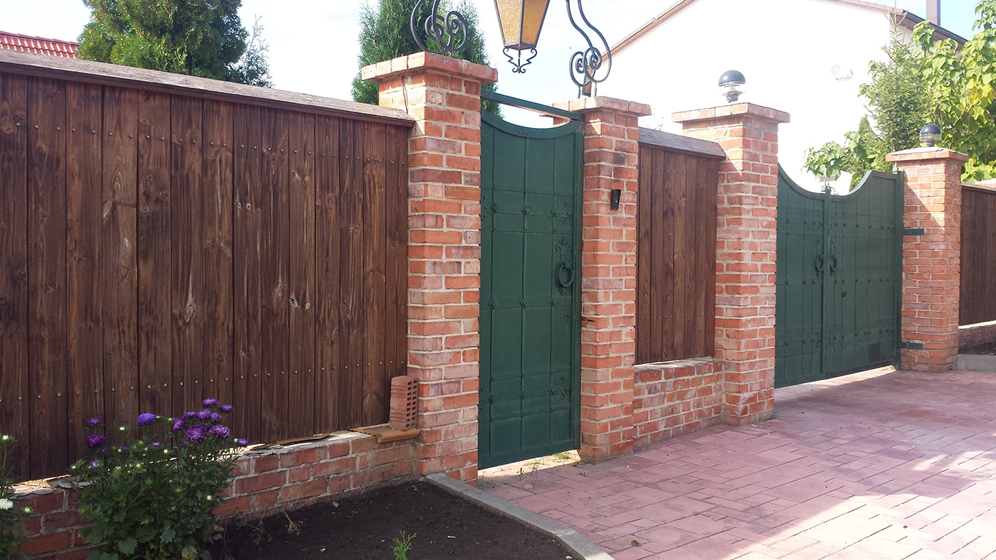 Красивый дом и забор из кирпича